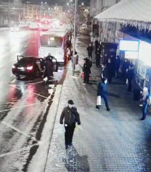 Tânăra a fost băgată cu forța în mașină