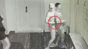 Cei doi tineri au fost amenințați cu arma
