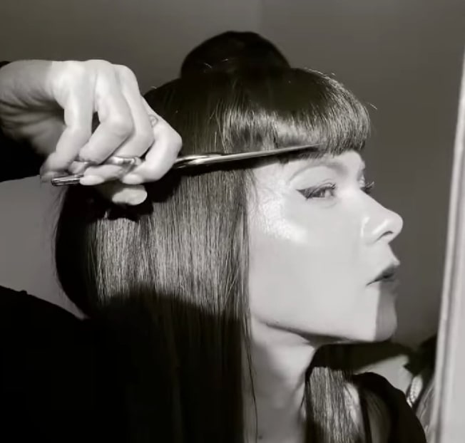 Inna și-a scurtat singură bretonul