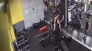 Tânăr înjunghiat în plină stradă
