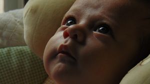 Un bărbat a plătit o româncă, în nenumărate rânduri, să-și abuzeze sexual bebelușul