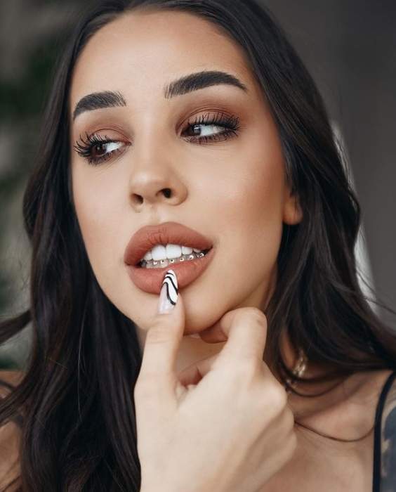 Ștefania și-a pus ștrasuri pe dinți