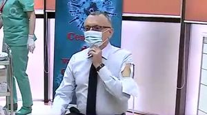 Ministrul Educației, Sorin Cîmpeanu, explicație după ce s-a vaccinat anti-COVID, purtând o cămașă ”specială”