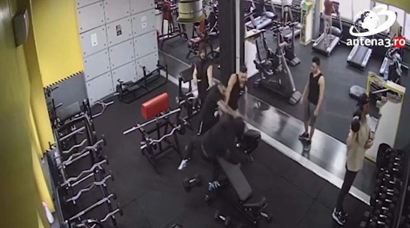 Cei doi și-au împărțit pumni în sala de forță bataia