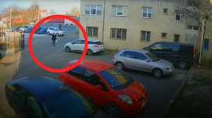 Femeia și-a aruncat gunoiul într-o parcare amenajată