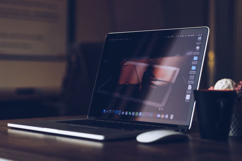 Bărbatul și-a aruncat laptopul la gunoi