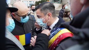 Primarul din Iași a fost stropit cu iaurt de un cetățean