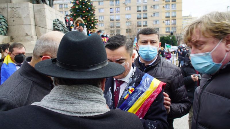 Primarul din Iași a fost stropit cu iaurt de un cetățean