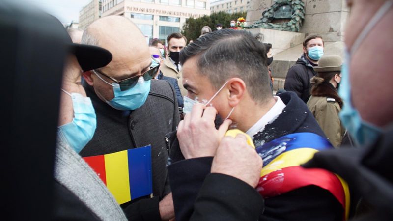 Primarul din Iași a fost stropit cu iaurt de un cetățean