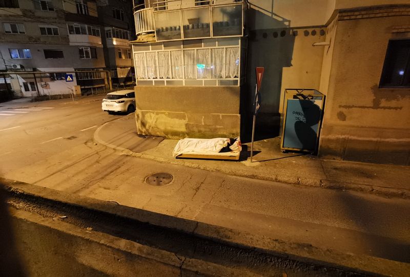 Bărbatul care doarme pe o saltea, &icirc;n frig, pe o stradă din Călărași