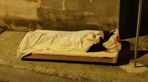Bărbatul care doarme pe o saltea, în frig, pe o stradă din Călărași