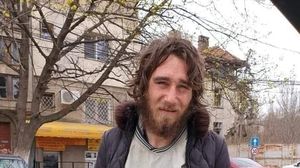 Povestea cutremurătoare a unui om al străzii! Reacția neașteptată a bărbatului când s-a întâlnit cu o fostă colegă de școală