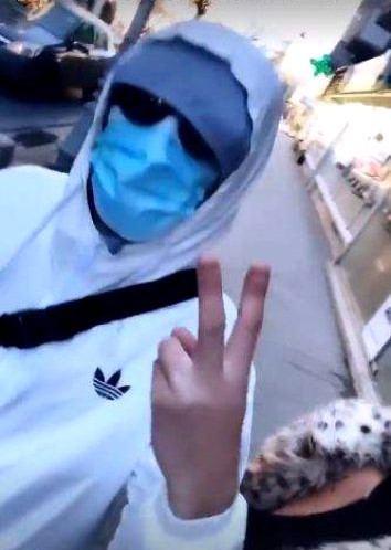 Poza postată de Msargherita de la Clejani cu bărbatul misterios.  Poza postată de Msargherita de la Clejani cu bărbatul misterios.