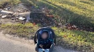 Copil abandonat într-un scaun de mașină, pe marginea drumului! Un curier a reușit să îl salveze