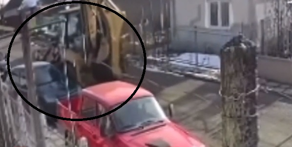 O tânără, lovită accidental cu lama unui utilaj