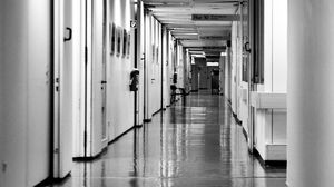 Un pacient infectat cu virusul COVID-19 a fost găsit spânzurat de clanța unei uși