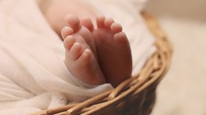 Bebeluș abuzat de propria mamă! Cum s-a „scuzat” bărbatul care a plătit-o pe femeie să-și umilească copilul: „Căutam...”