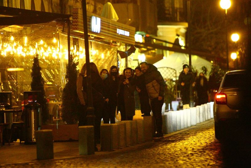 Andra și Cătălin, surpirnși fără mască, la întâlnirea cu fanii. 