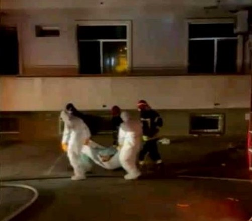 Victime cărate cu pături de câtre salvatori 