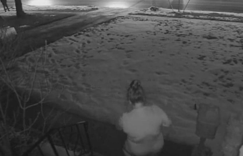 Femeia a mers în fața casei și a început să arunce sticlele pe iarbă Femeia a mers în fața casei și a început să arunce sticlele pe iarbă