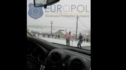 VIDEO Un echipaj de poliție a fost atacat de mai mulți localnici furioși! Aceștia au lovit mașina de poliție cu bâte și pietre