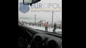 politisti atacati 
