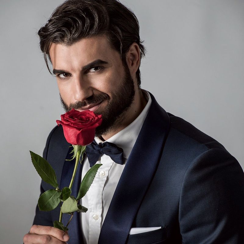 ”Will you accept this rose?”/ ”Accepți trandafirul” , a fost întrebarea postată de Andi Constantin pe rețelele de socializare.