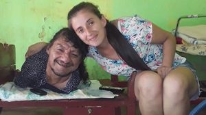 Povestea impresionantă a bărbatului care s-a născut fără mâini și fără picioare! Omul și-a crescut cele două fete fără ajutorul nimănui