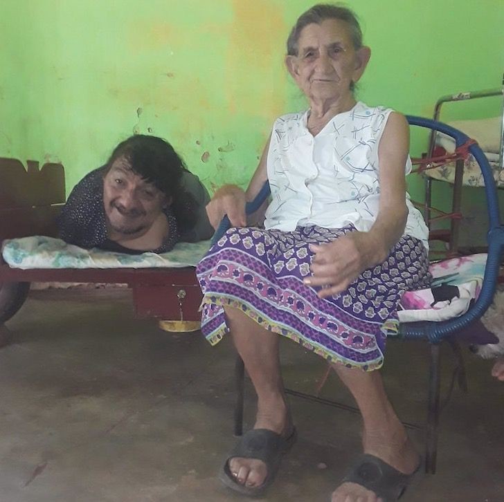 Povestea impresionantă a bărbatului care s-a născut fără m&acirc;ini și fără picioare! Omul și-a crescut cele două fete fără ajutorul nimănui