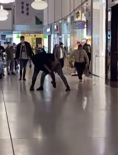 Bateie la un mall din Craiova