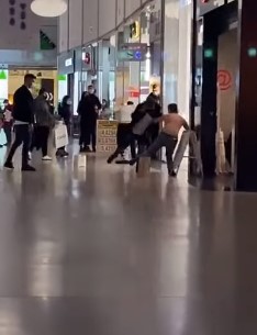 Bateie la un mall din Craiova