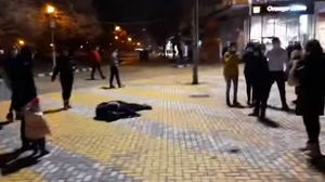 Bărbatul a zăcut întins pe jos preț de zeci de minute