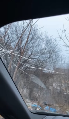 Anda Adam și-a găsit parbrizul spart