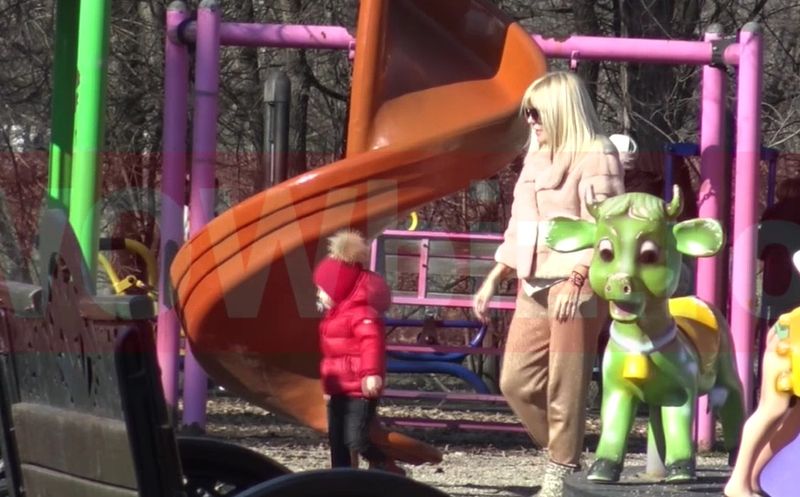 Elena Udrea și fiica ei, singure de ziua lui Adrian Alexandrov