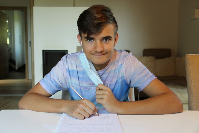 Elevii se întorc la școală Elevii se întorc la școală