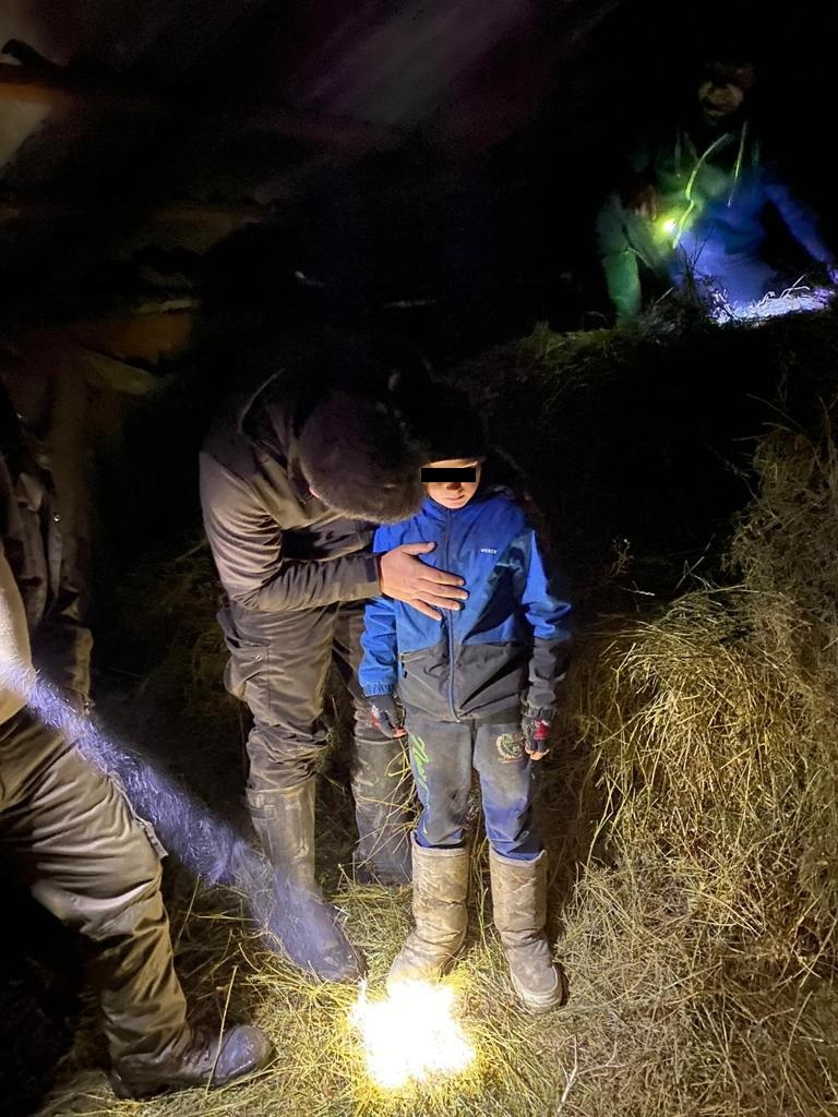 Copilul a fost găsit în curtea bunicului său Copilul a fost găsit în curtea bunicului său