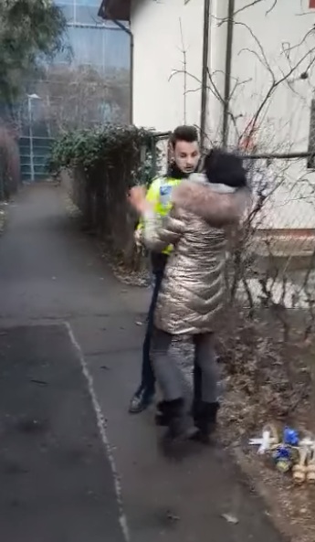 VIDEO| Momentul șocant &icirc;n care o t&acirc;nără &icirc;nsărcinată, care vindea ghiocei pe stradă, este bruscată și &icirc;ncătușată de un polițist! 