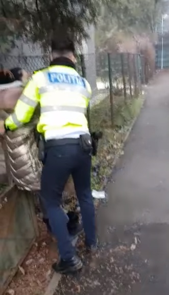 VIDEO| Momentul șocant &icirc;n care o t&acirc;nără &icirc;nsărcinată, care vindea ghiocei pe stradă, este bruscată și &icirc;ncătușată de un polițist! 