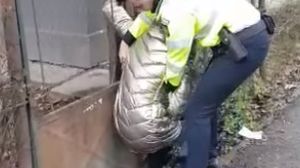 VIDEO| Momentul șocant în care o tânără însărcinată, care vindea ghiocei pe stradă, este bruscată și încătușată de un polițist! 