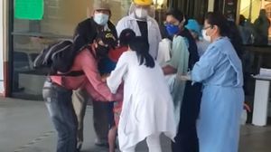 VIDEO| O femeie a adus pe lume un copil în fața spitalului, pentru că în interior nu avea loc de pacienții infectați cu coronavirus! 