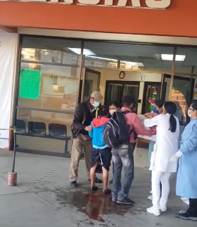 VIDEO| O femeie a adus pe lume un copil în fața spitalului, pentru că în interior nu avea loc de pacienții infectați cu coronavirus! 