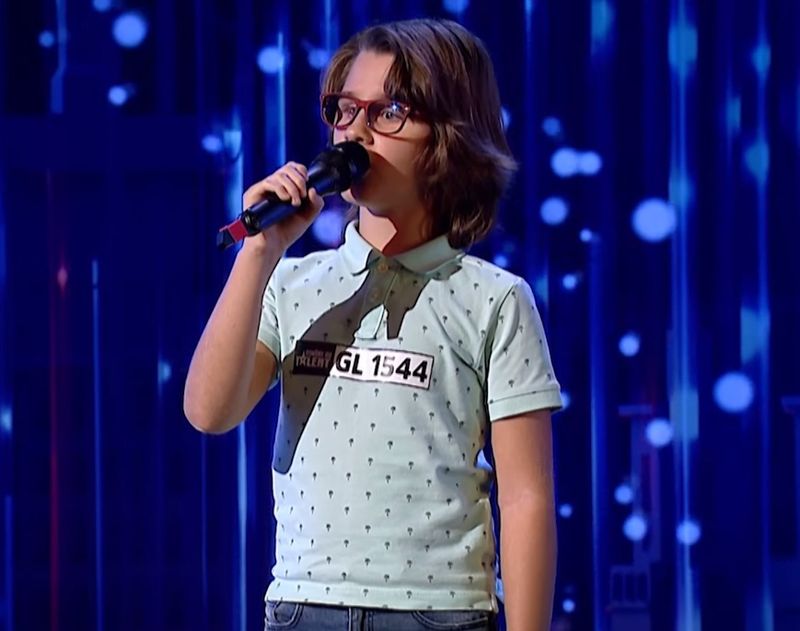 Povestea impresionantă a lui Filip Cioc! Băiatul nevăzător care a făcut pe toată lumea să plângă la un show de talente! 