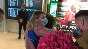 Războinica Andreea Moșneagu a fost cerută în căsătorie, la întoarcerea în România! Primele imagini cu momentul emoționant