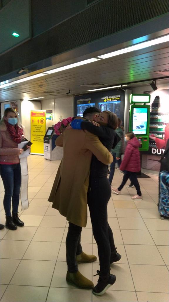 Războinica Andreea Moșneagu a fost cerută în căsătorie, la întoarcerea în România! Primele imagini cu momentul emoționant