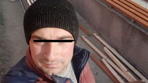 Cine este, de fapt, agresorul din Hunedoara?! Primele imagini cu bărbatul care a trântit la pământ un copil de 13 ani