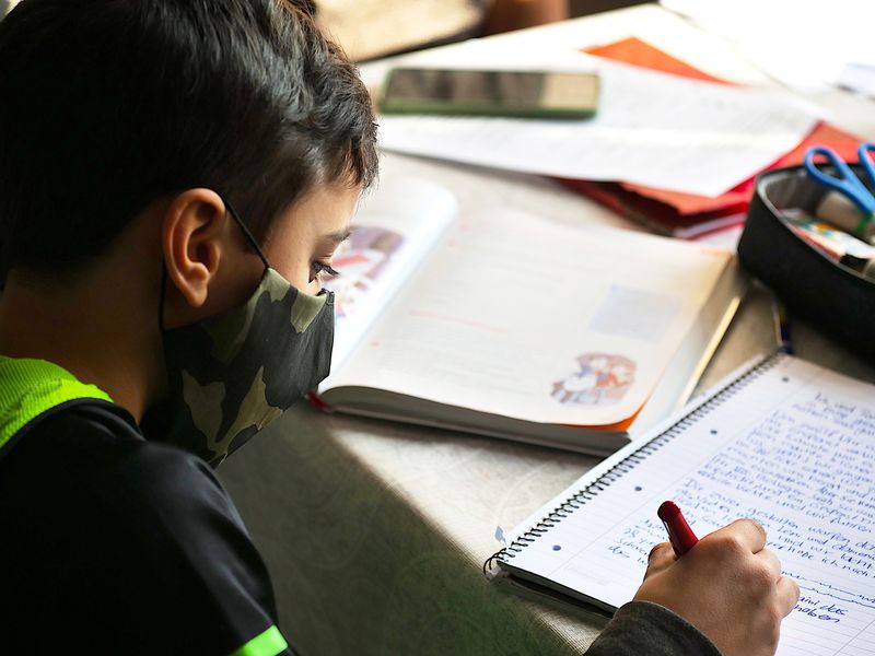 Elevii s-au întors la școală Elevii s-au întors la școală