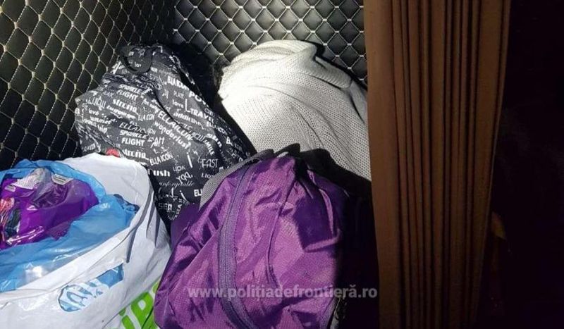 O minoră a fost găsită ascunsă printre bagaje, &icirc;ntr-un microbuz, la vama Nădlac! T&acirc;nara voia să fugă din țară cu alesul inimii