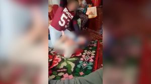 Un tată își bate cu bestialitate copilul,