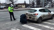 Șoferiță obligată să-și curețe numerele de înmatriculare