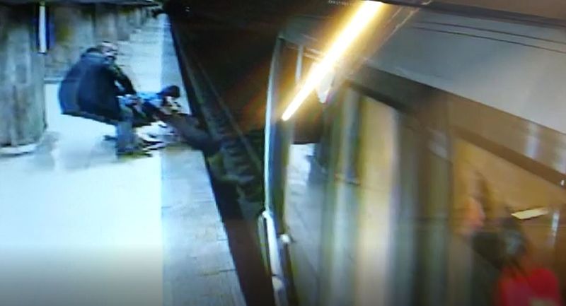 O adolescentă de 15 ani a &icirc;ncercat să se sinucidă arunc&acirc;ndu-se &icirc;n fața metroului!
